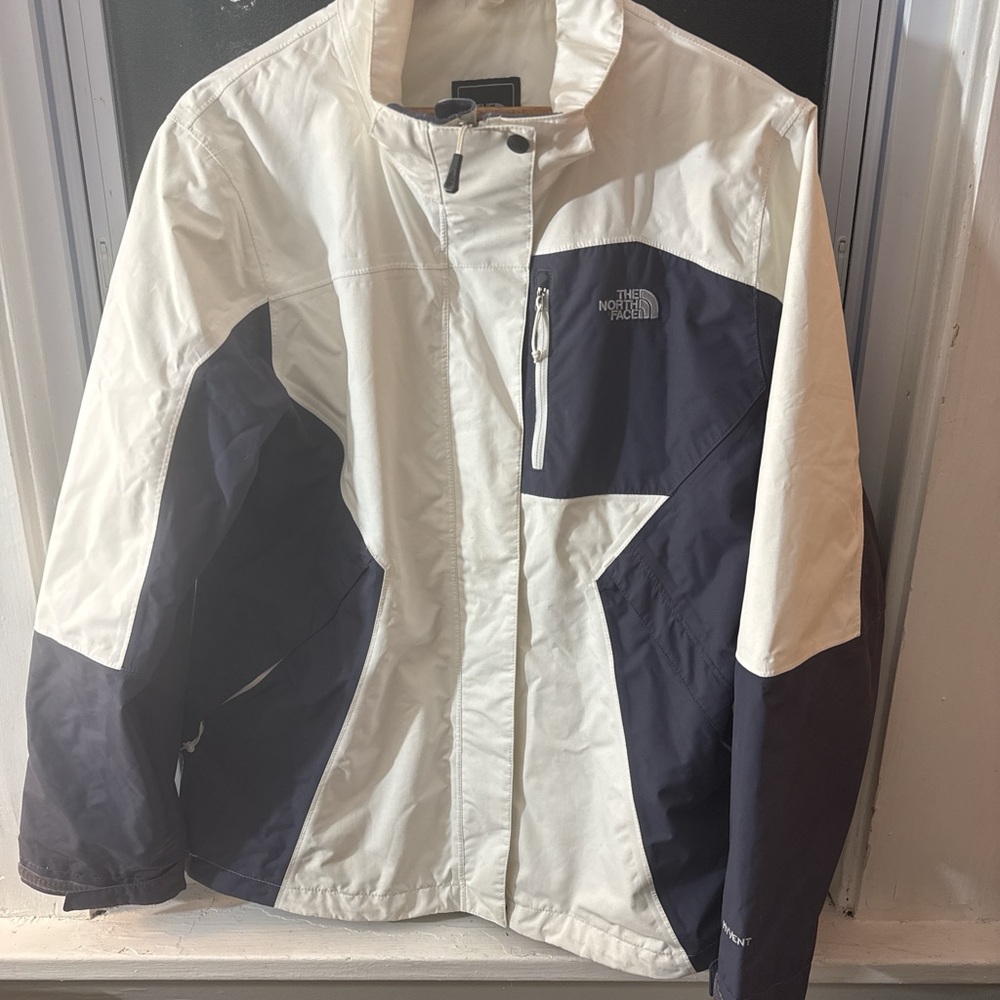 The North Face White and Blue Ski Jacket for Snowboarding